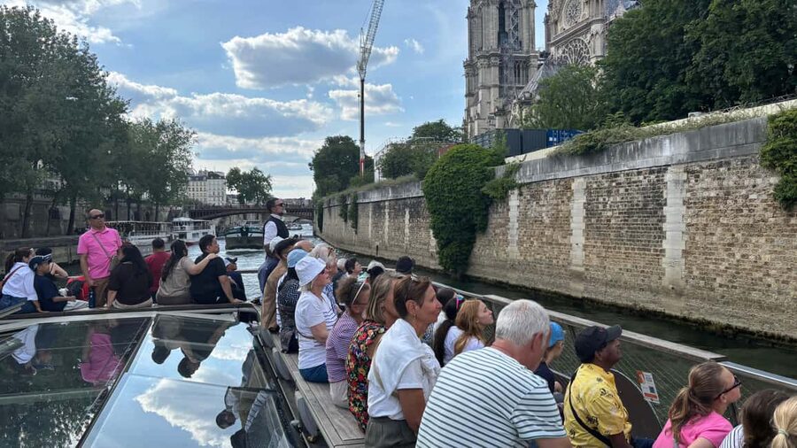 Paris: Illuminations River Cruise with Audio Commentary - Entering Port de la Bourdonnais, and Why This Cruise Works