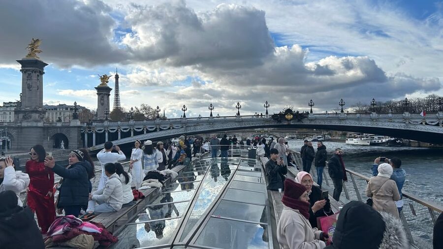 Paris: Illuminations River Cruise with Audio Commentary - Outbound from the Eiffel Tower: Les Invalides and Musée d’Orsay
