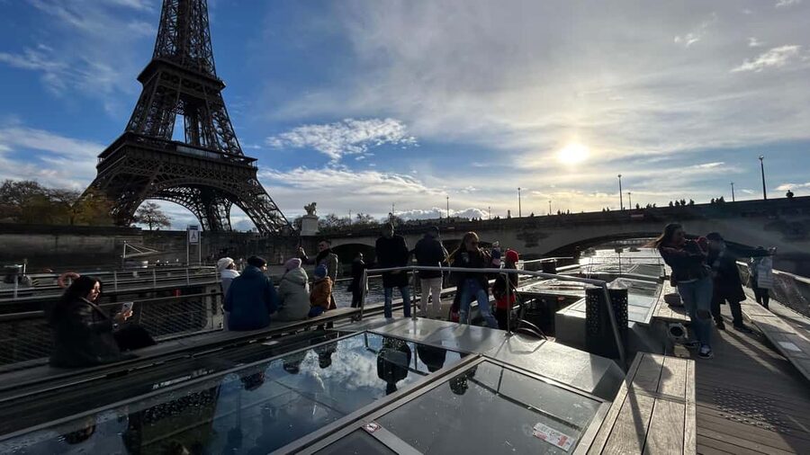 Paris: Illuminations River Cruise with Audio Commentary - Île de la Cité and Notre-Dame: The River’s Medieval Core