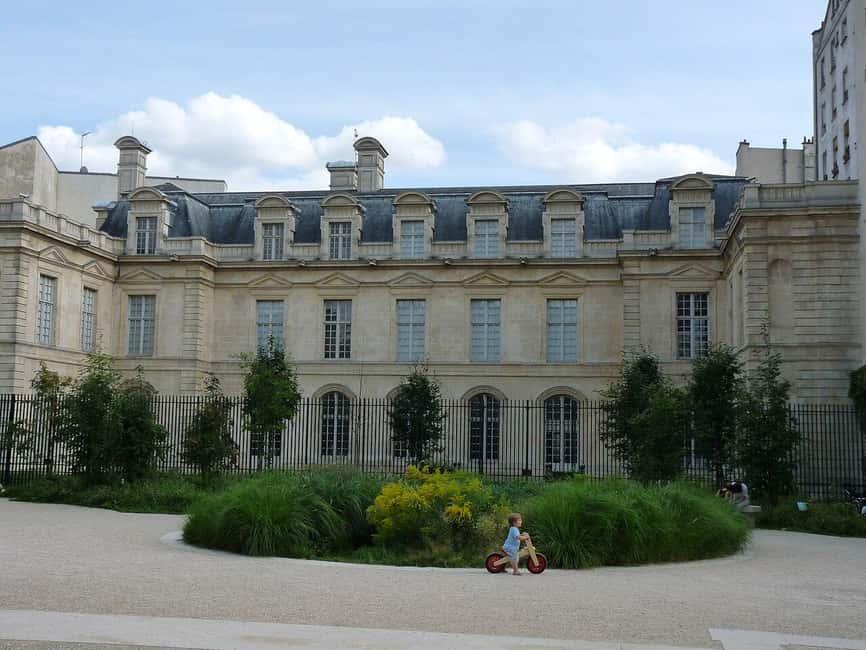Paris: Jewish Marais District Walking Tour - Shoah Memorial and the Martyrs of the Deportation: respect plus context