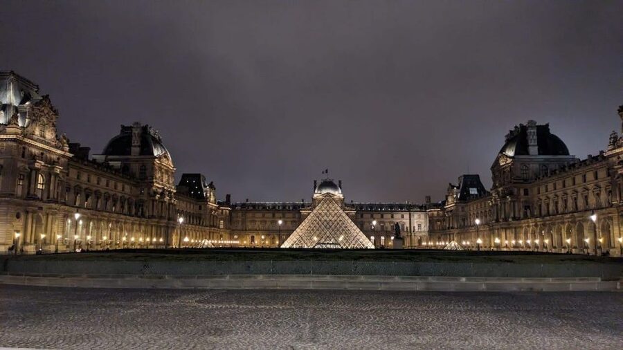 Paris : Late Night Louvre Tiny Group Tour - The late-evening setting: what it feels like