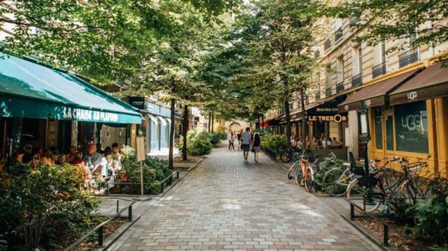Paris: Le Marais District Guided Walking Tour - Hotel de Ville and the jump from city power to neighborhood life