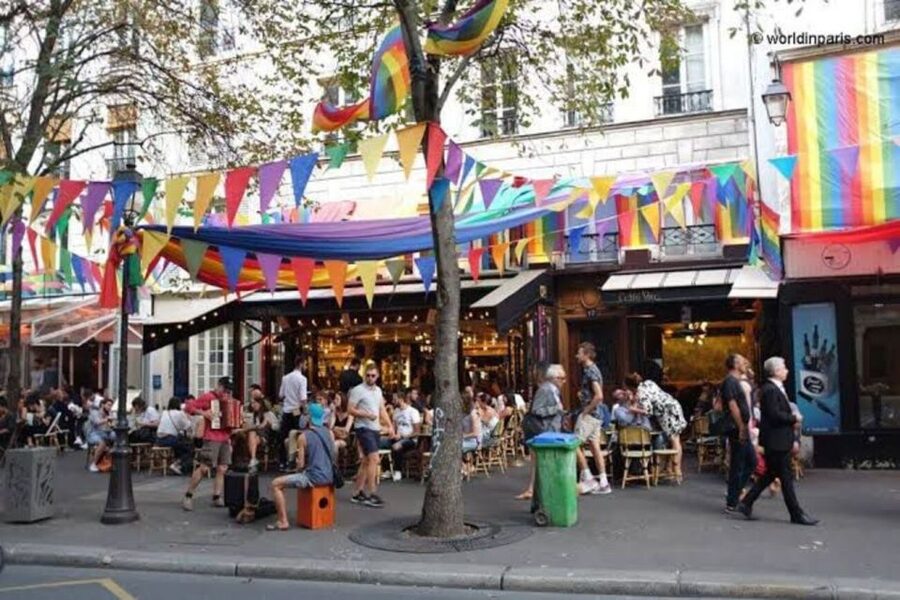 Paris: Le Marais District Guided Walking Tour - Starting outside Quick restaurant and getting the Marais into focus