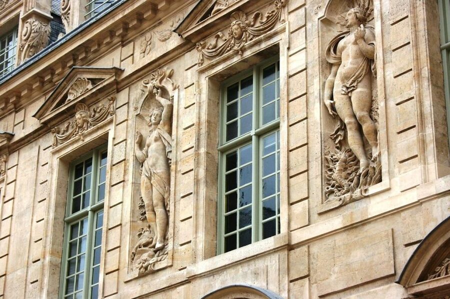 Paris: Le Marais Highlights Guided Small Group Walking Tour - Rue des Rosiers: A Living Street With Meaning