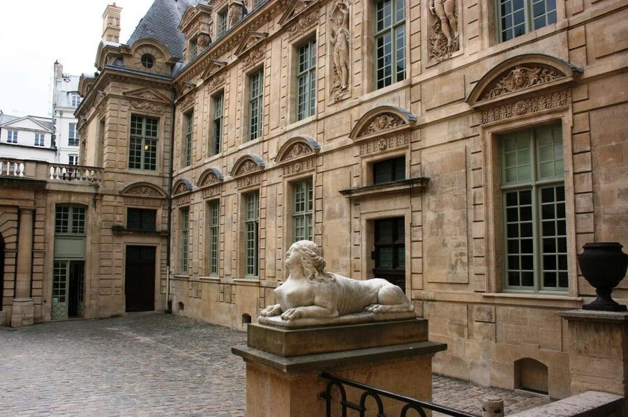 Paris: Le Marais Highlights Guided Small Group Walking Tour - Starting at Place des Vosges: The Perfect First 30 Minutes