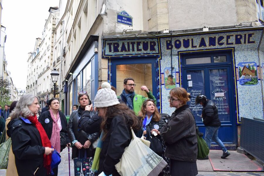 Paris: Le Marais & Montmartre Jewish History Walking Tour - Taking Public Transport to Montmartre Without Losing the Thread