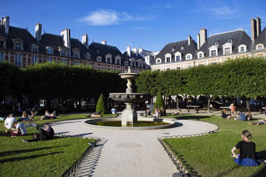 Paris Le Marais Walking Tour: Small Group Experience - Why Le Marais feels like two neighborhoods in one