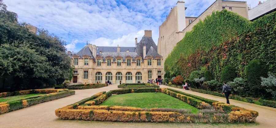 Paris Le Marais Walking Tour: Small Group Experience - Marché des Enfants Rouges: history with your nose in the air