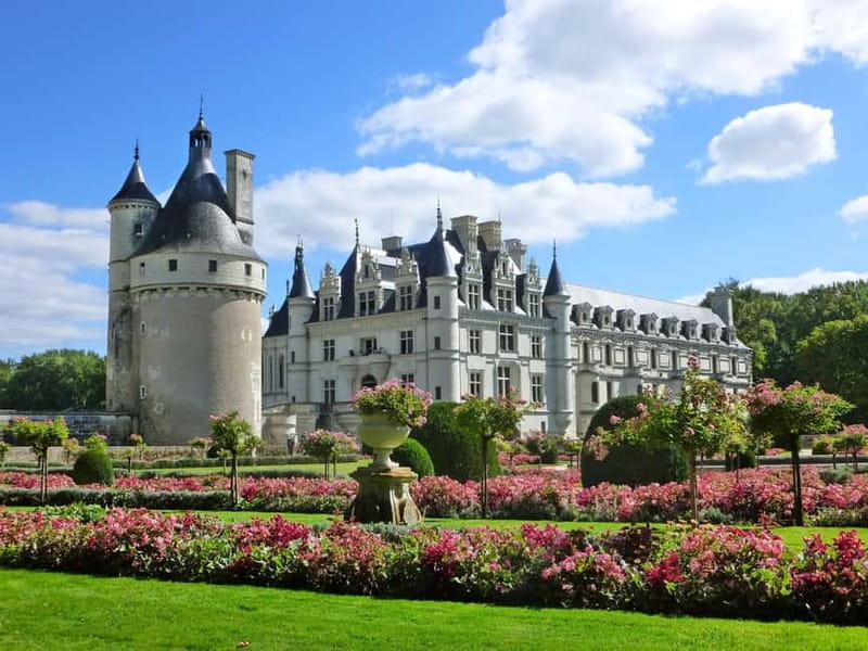 Paris: Loire Valley Castles Tour with Wine Tasting - Winery tour and tastings, what you actually get for your money