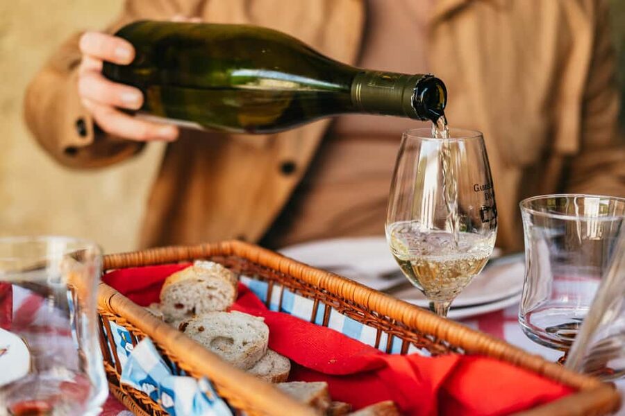 Paris: Loire Valley Chambord Castle, Wine Tasting & Lunch - Guides: small details that make the day feel smoother