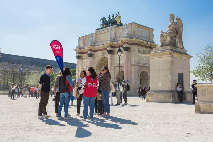 Paris: Louvre Museum Fast Entry and Hop-On Hop-Off Bus Tour - Who this experience fits best