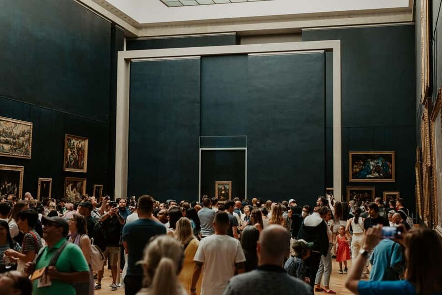 Paris: Louvre Museum Hosted Entry and Mona Lisa Audioguide - Finding the Mona Lisa with a self-paced English audio guide