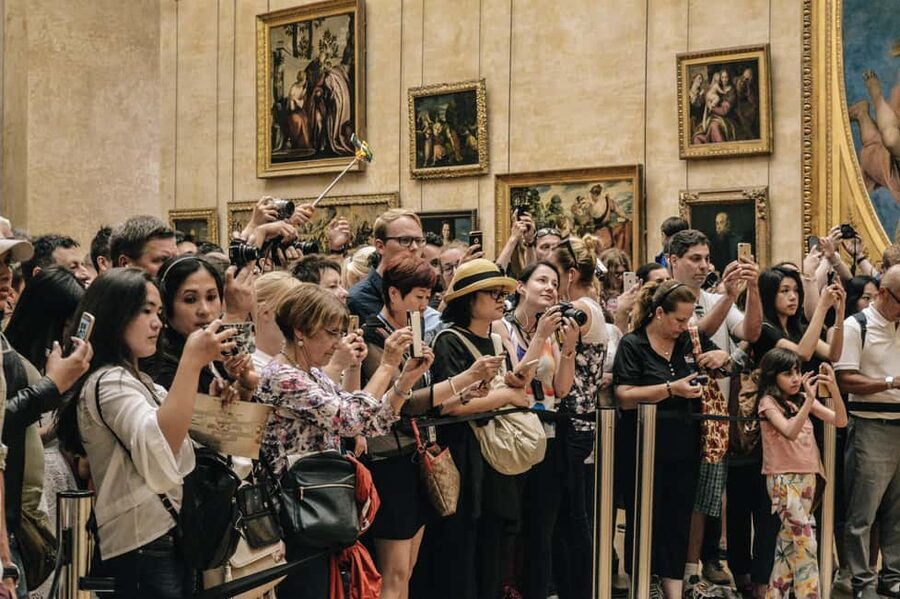 Paris: Louvre Museum Hosted Entry & Masterpieces Audio Guide - Hosted entry at Benlux Duty Free, then straight to the Mona Lisa