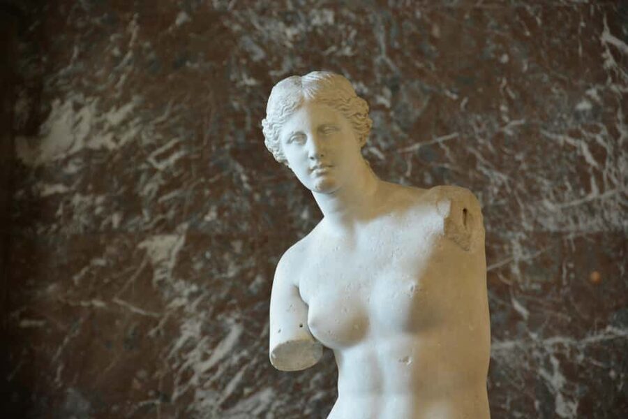 Paris: Louvre Museum Hosted Entry & Masterpieces Audio Guide - The Louvre’s headline masterpieces on your audio route