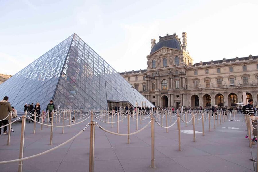 Paris: Louvre Museum Mona Lisa First Viewing Semi-Private - Small Group Size: The Difference Between Seeing and Sprinting