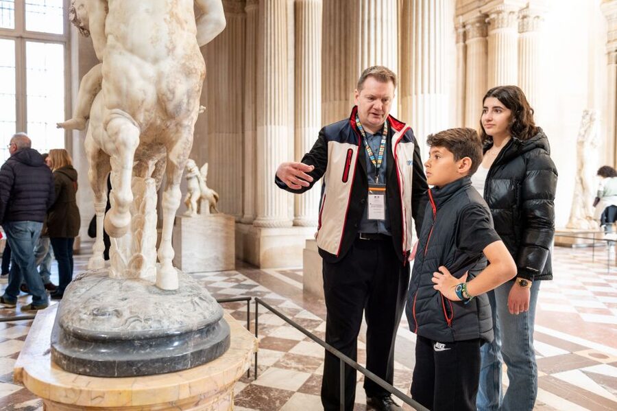 Paris: Louvre Private Family Tour for Kids + Reserved Entry - Key highlights at a glance