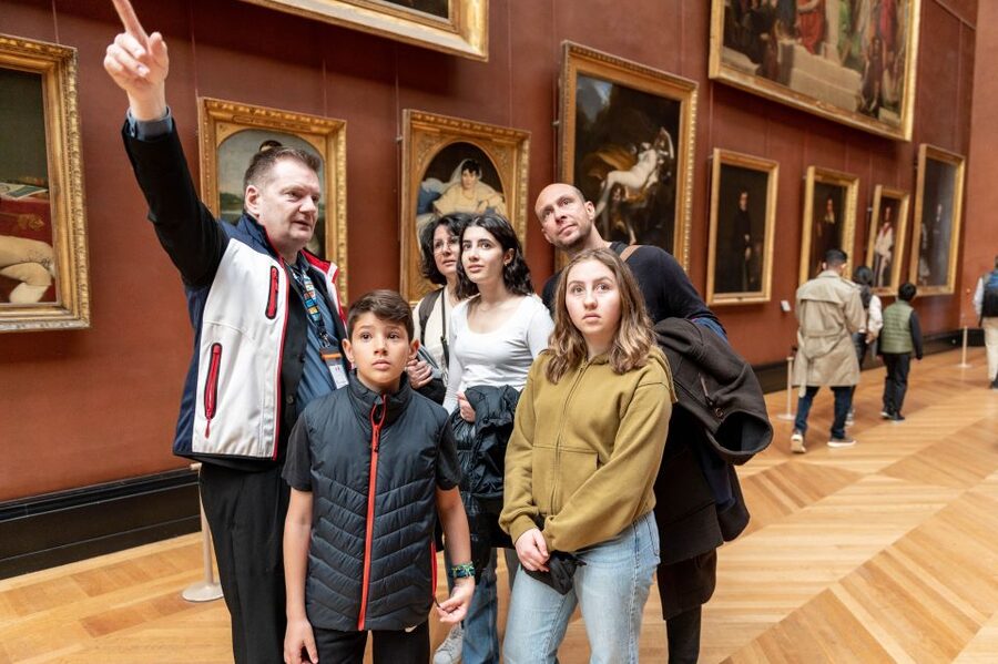 Paris: Louvre Private Family Tour for Kids + Reserved Entry - How the kids detective questions keep the tour moving