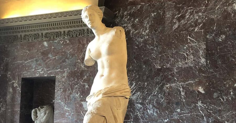 Paris Louvre : Private Treasure Hunt for Families or groups - Your mission: save the museum from the poisonous vial