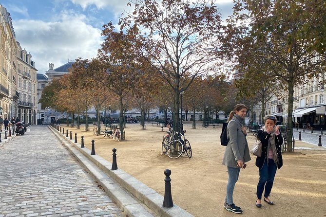Paris & Louvre Semi Private or Private Tour with Île de la Cité - Pont Neuf to Place Dauphine: the warm-up walk you will remember