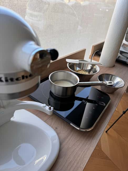 Paris: Macaron Baking Class in Central Paris - Language, Group Size, and How the Class Feels Day-to-Day
