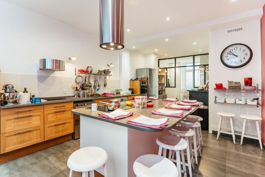 Paris: Macarons Cooking Class with Pâtisserie Chef Noémie - Why the small group format is good value in Paris