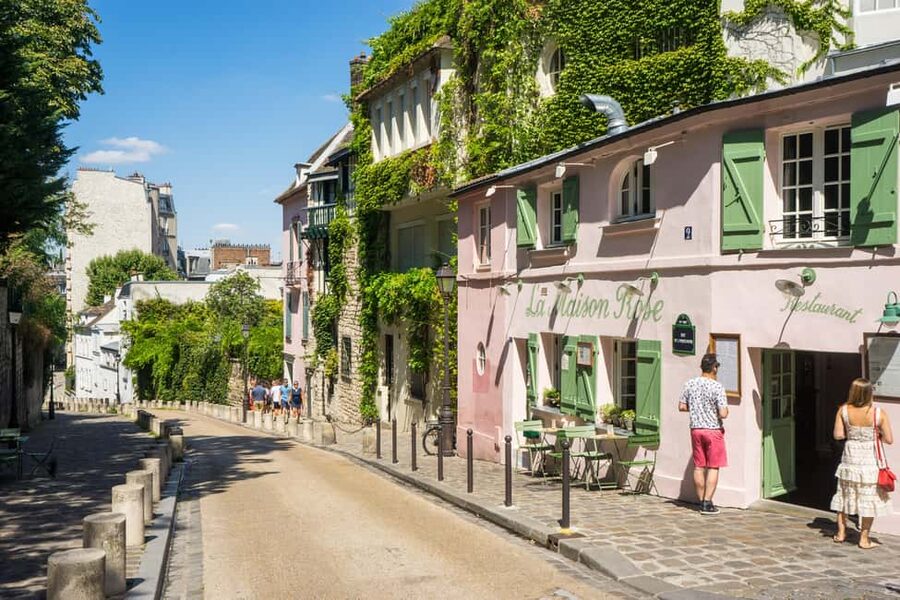 Paris Montmartre: 2-Hour City Tour in German - Montmartre in German, with a real local lens