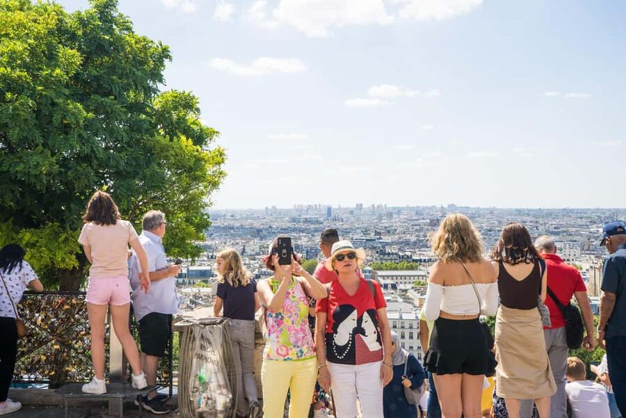 Paris Montmartre: 2-Hour City Tour in German - Place du Tertre: the artists’ square up close