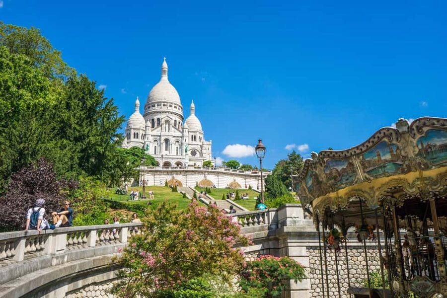 Paris Montmartre: 2-Hour City Tour in German - Where to meet: Place Blanche and the HelpTourists sign