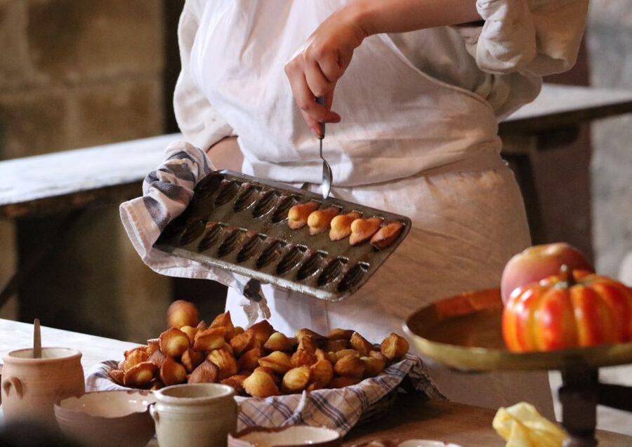 Paris: Montmartre Culture and Local Pastries Walking Tour - Starting at Chez Ginette, getting oriented in 150 minutes
