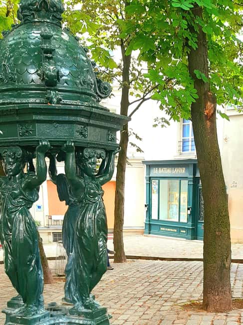 Paris: Montmartre Drawing tour with a local artist - The Montmartre walk: what the stops are really for