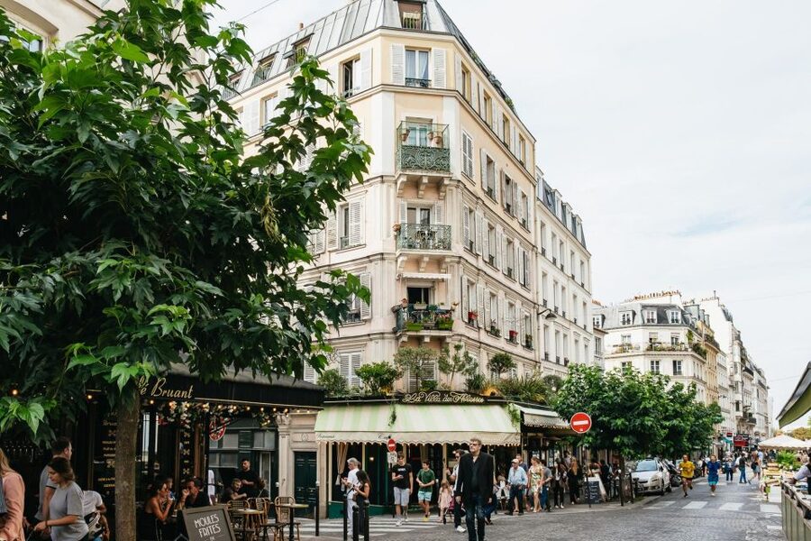 Paris: Montmartre Food and Wine Guided Tour - Savory snack break: amuse galettes and brut cider