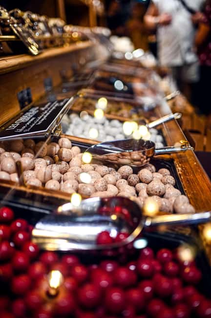 Paris: Montmartre Food Tasting Walking Tour with Secret Dish - Guides: the difference between tasting and learning