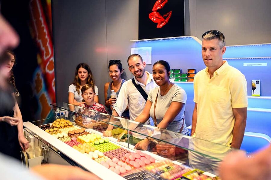 Paris: Montmartre Food Tasting Walking Tour with Secret Dish - Meeting point sanity check, so you do not waste time