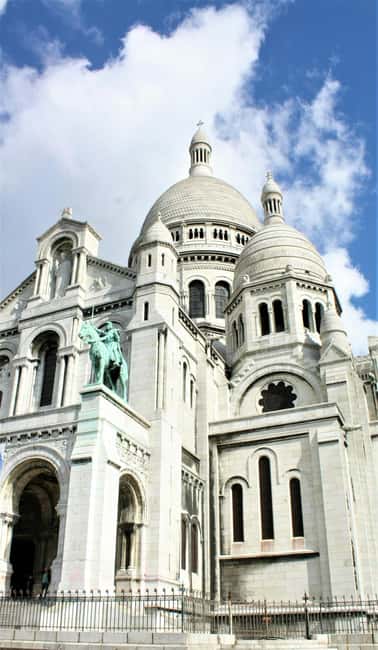 Paris: Montmartre hidden gems walking Tour with Local Guide - Walking pace, photo breaks, and why small groups matter