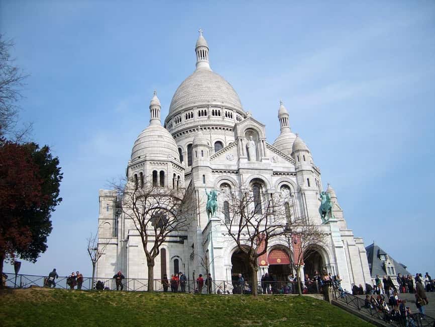 Paris : Montmartre highlights walking tour - Sacré-Cœur on Montmartre’s hilltop: viewpoints that name the skyline