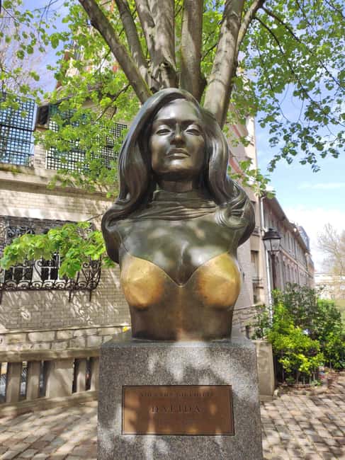 Paris : Montmartre highlights walking tour - 105-minute pacing, small group energy, and real-time questions