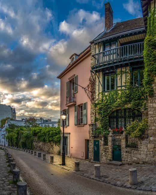 Paris: Montmartre Highlights Walking Tour with a Local Guide - Bateau-Lavoir, where modern art got its start on foot