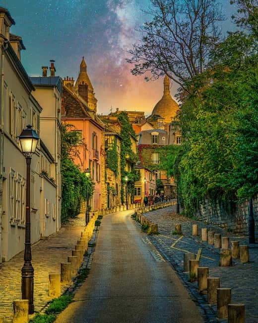 Paris: Montmartre Highlights Walking Tour with a Local Guide - Place du Tertre and your smart Sacré-Cœur follow-up
