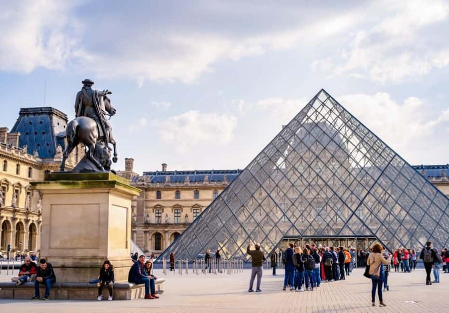 Paris: Montmartre, Notre-Dame, & Louvre Tour with Cruise - Île de la Cité: a medieval Paris walk between Seine landmarks
