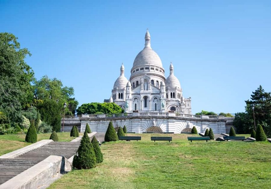 Paris: Montmartre, Notre-Dame, & Louvre Tour with Cruise - Montmartre and Sacré-Cœur: street-level Paris with art-soaked energy