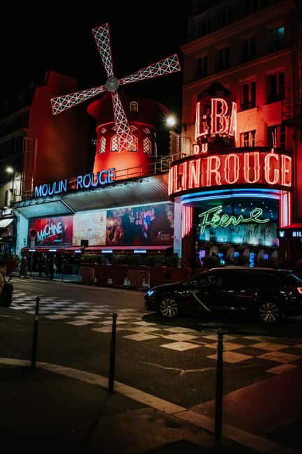 Paris: Montmartre Tour with Local Guide - Café des Deux Moulins: a short pause that breaks up the walk