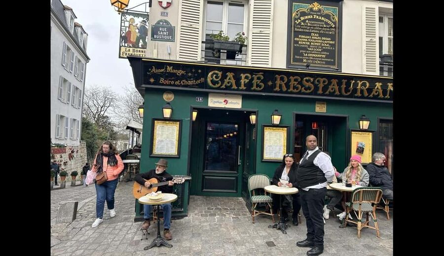 Paris: Montmartre Tour with Sacré-Cœur (Wine Tasting Option) - Finding the guide at 5 Pl. Blanche and getting your bearings fast