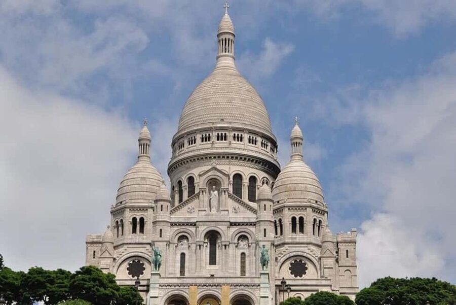 Paris : Montmartre Walking Tour - Key highlights before you walk the hill