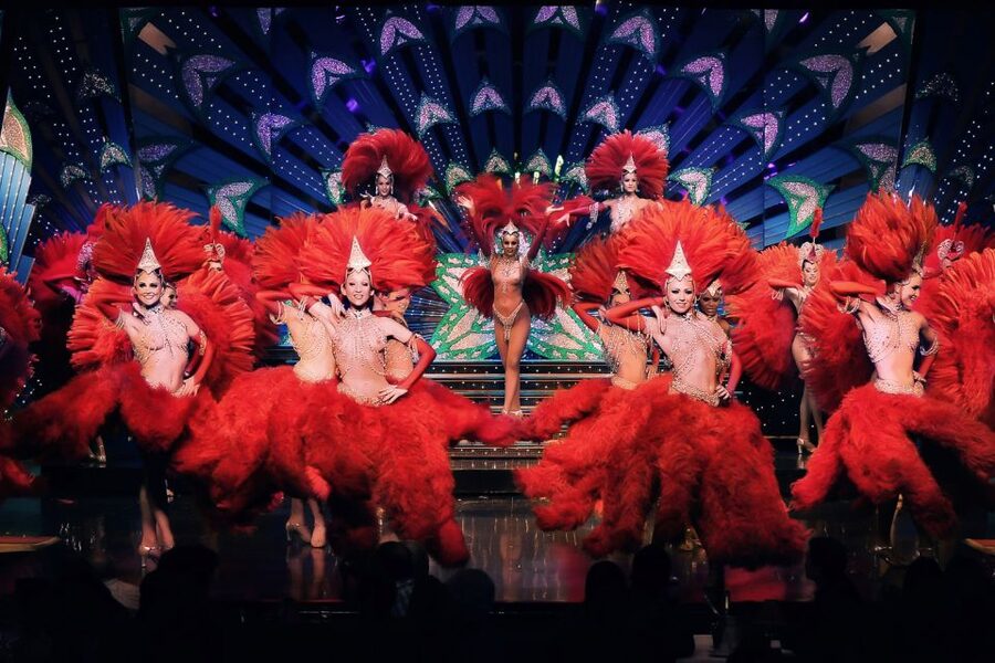Paris: Moulin Rouge Cabaret Show Ticket with Champagne - Small group size, table sharing, and the comfort tradeoff