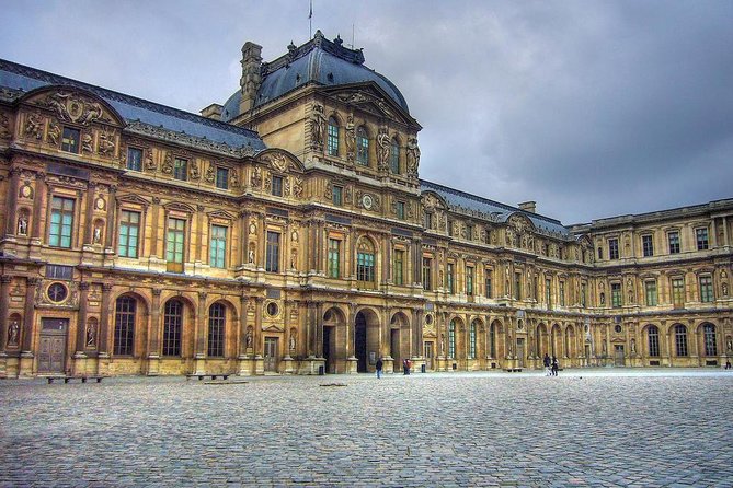 Paris Murders and Mysteries semi-private tour of the Louvre - Meeting at the Cour Napoléon, by Louis XIV