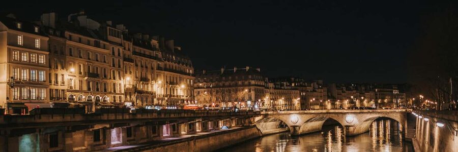 Paris: Night City Tour in a van for up to 7 people - Pigalle to Opéra to the Louvre area: the big-name Paris sweep