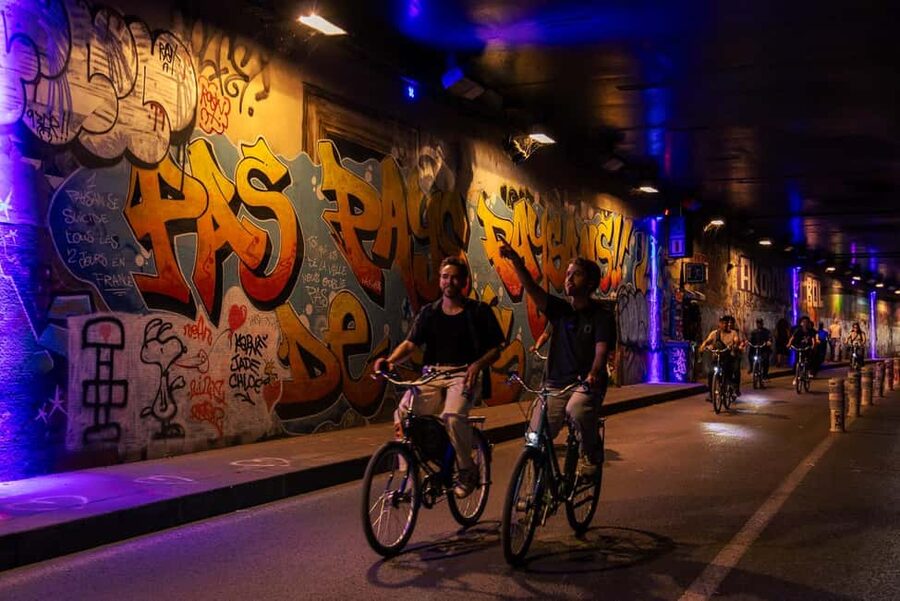 Paris: Night Small-Group Bike Tour and Boat Cruise - Île de la Cité and Notre Dame: one of the emotional anchors