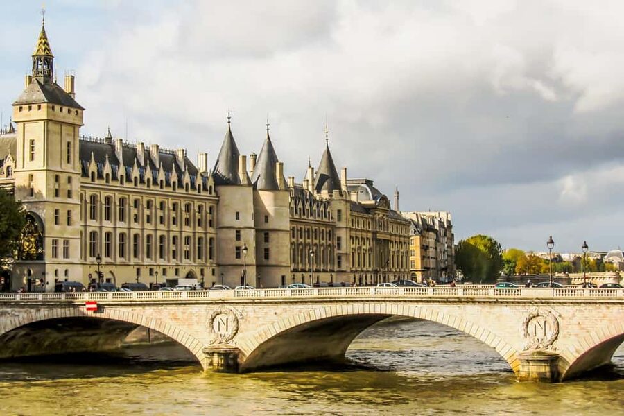 Paris: Notre Dame and Île de la Cité Walking Tour - Ending at Pont Saint-Louis: a good place to continue