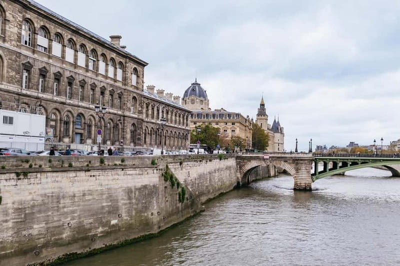 Paris: Notre-Dame Cathedral Exterior Guided Tour - The façade and photo stop: how to get the shots without missing the story