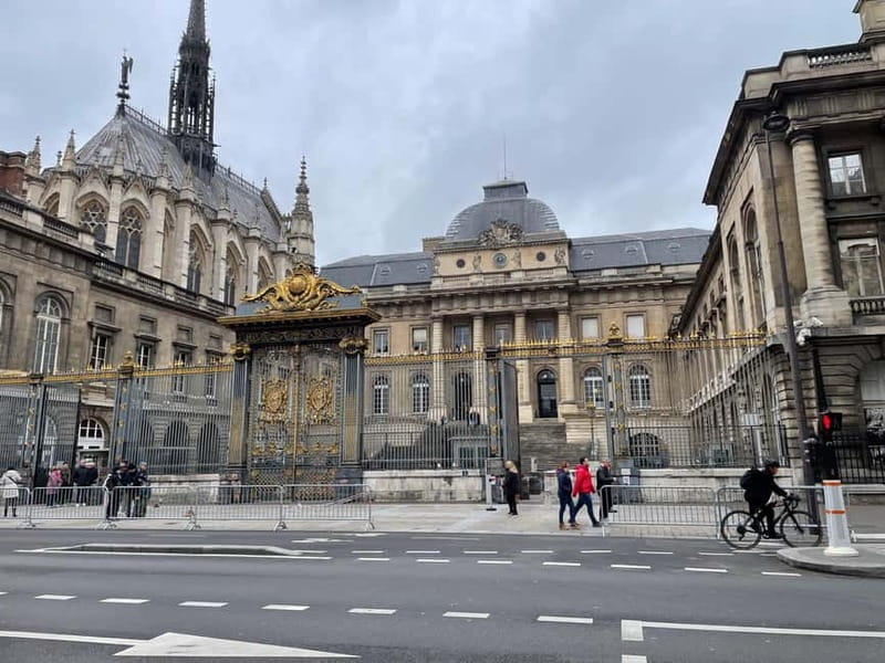 Paris: Notre-Dame Cathedral Exterior Guided Tour - Time choices: the 4:30 pm mass option and real-world pacing